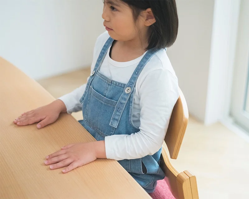 テーブルとお腹が接するくらい近づけて座るのがコツ。