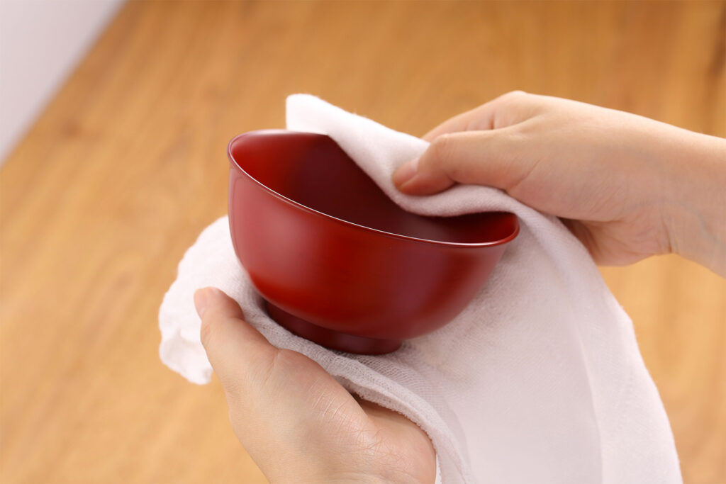 漆器を拭く