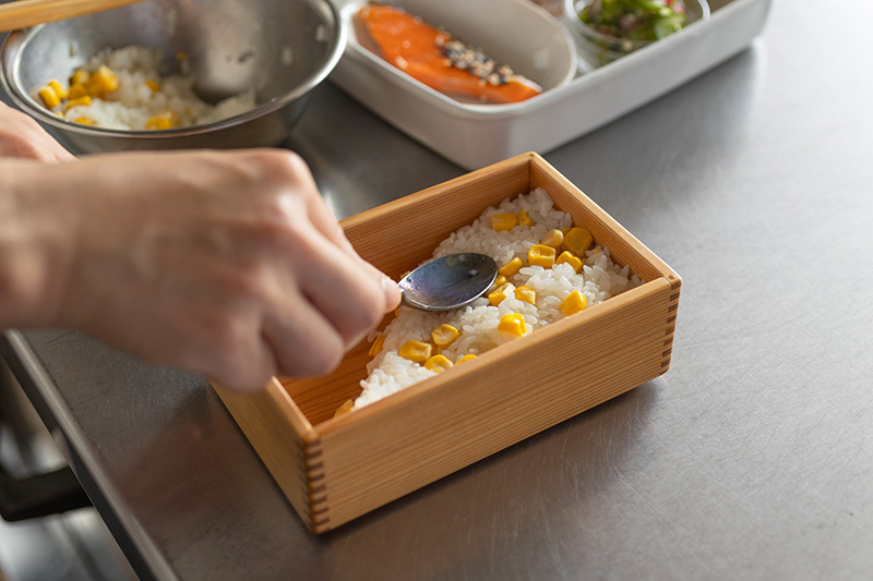大きなおかずはご飯に寄りかからせると安定感がアップ!