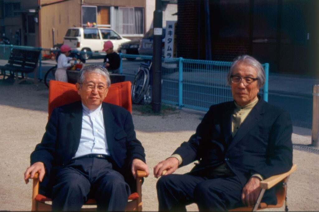 右がニーチェアX・デザイナーの新居猛氏。左が本稿著者の島崎信氏。(写真提供:有限会社島崎信事務所)