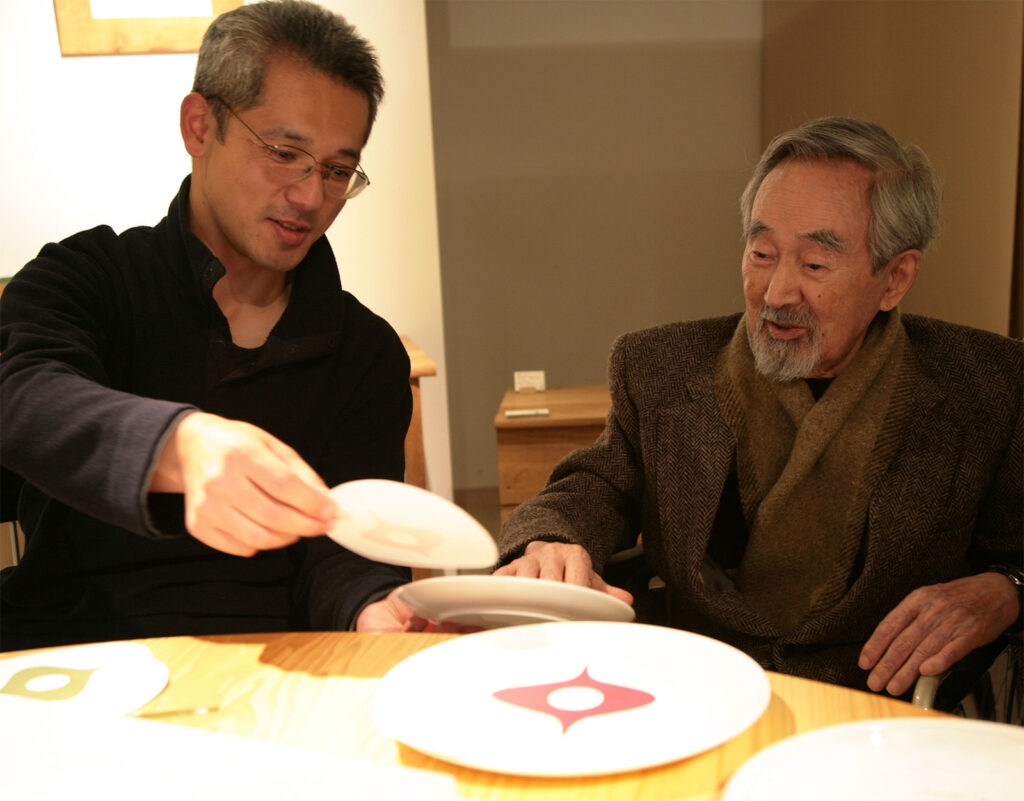 柳宗理は96歳で亡くなるまで精力的に活動を続けた。写真左は本稿の著者、藤田光一氏。(写真提供:柳工業デザイン研究会)
